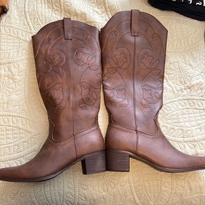 Cowgirl boots size 8 never been worn